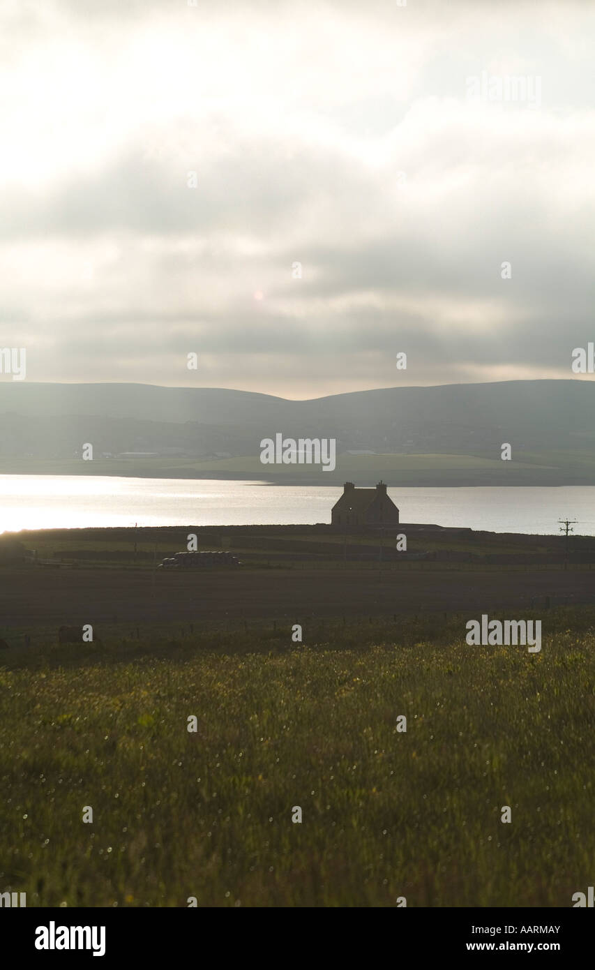 dh Bay of Ireland STENNESS ORKNEY John Raes Clebrain Haus, das vom abendlichen Licht historischen Erbe Forscher John rae silhouettiert wird Stockfoto