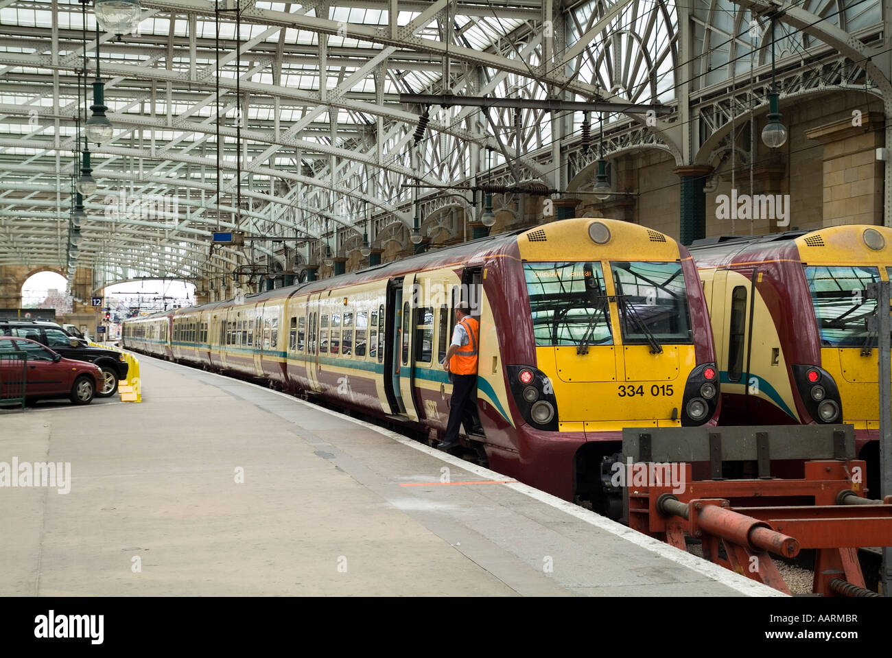 dh erster scotrail-Bahnhof der Klasse 334 GLASGOW SPT Juniper Züge und Busse stehen am Bahnsteig-Personenzug Stockfoto