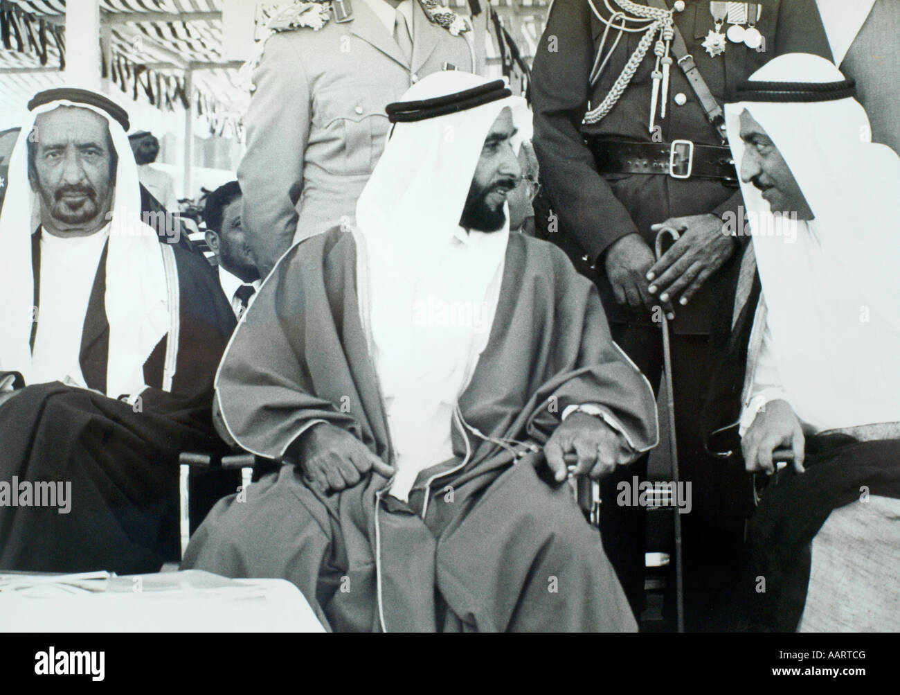 Abu Dhabi VAE 1976 Sheikh Sayed Bin Sultan Al Nahyan Präsident Vereinigten Arabischen Emirate, Scheich Sultan Bin Mohamed Al-Qassimi im Gespräch Stockfoto