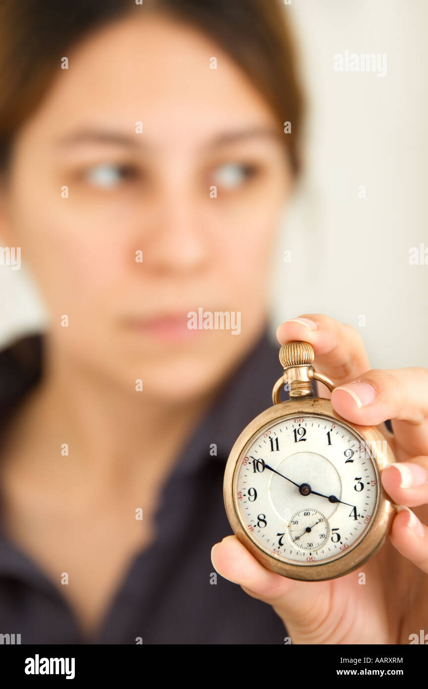 Frau hält eine Tasche Uhr Fokus auf Uhr Stockfoto