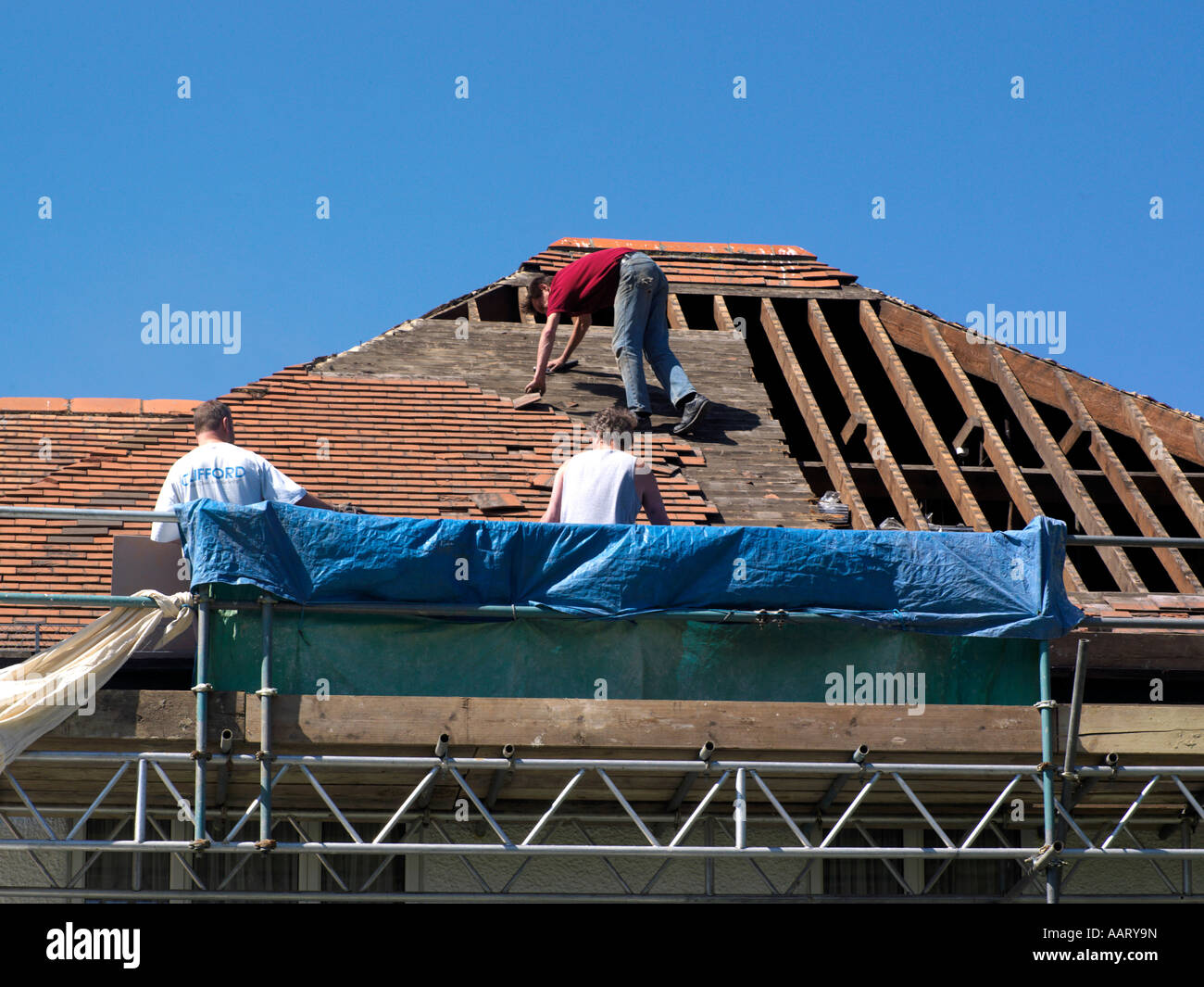 Entfernen von alten Holz & Fliesen von Dach Stockfoto