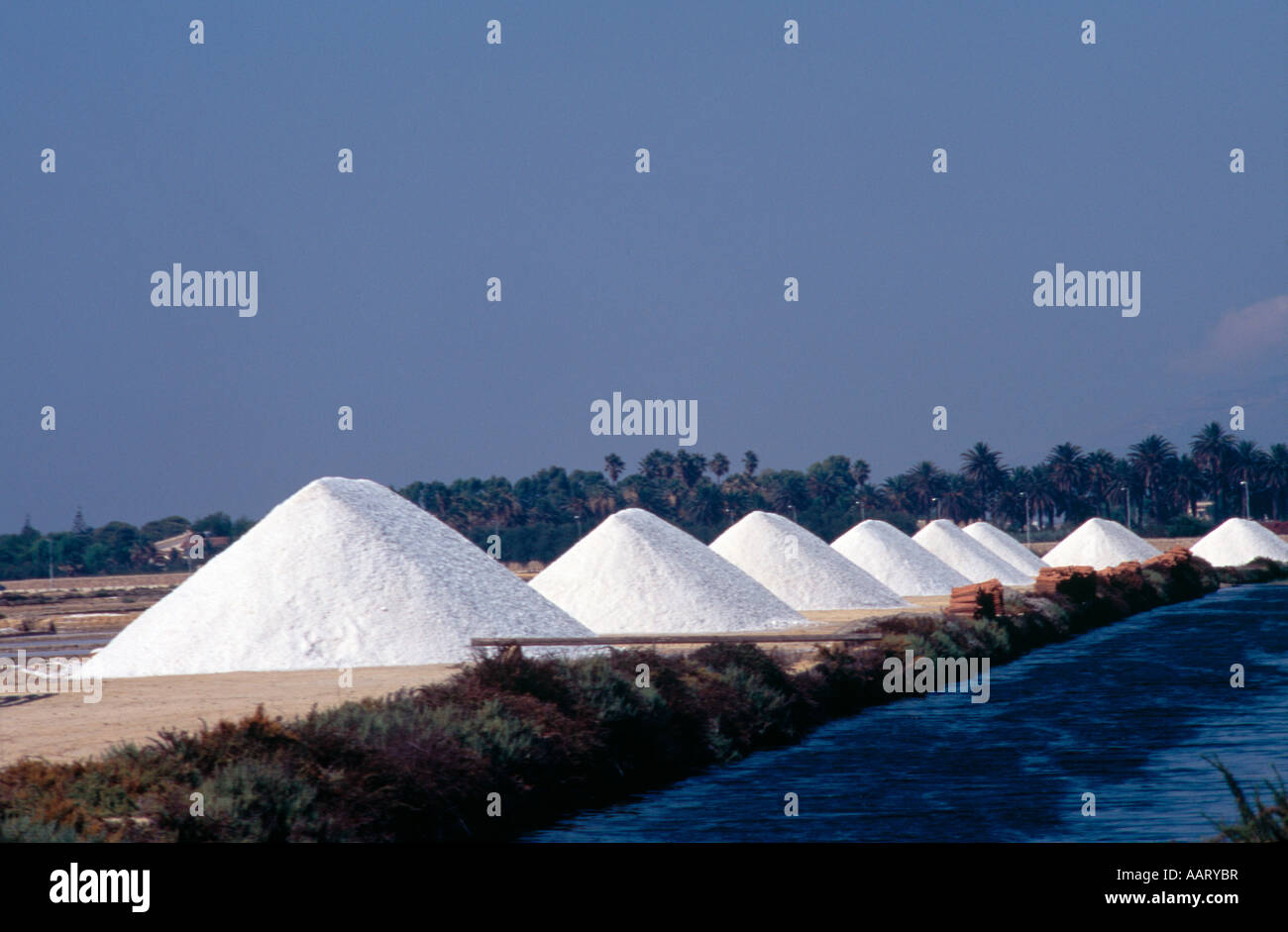Haufen kristallinen Salzes auf Salzwiesen Trapani Sizilien Italien geerntet Stockfoto