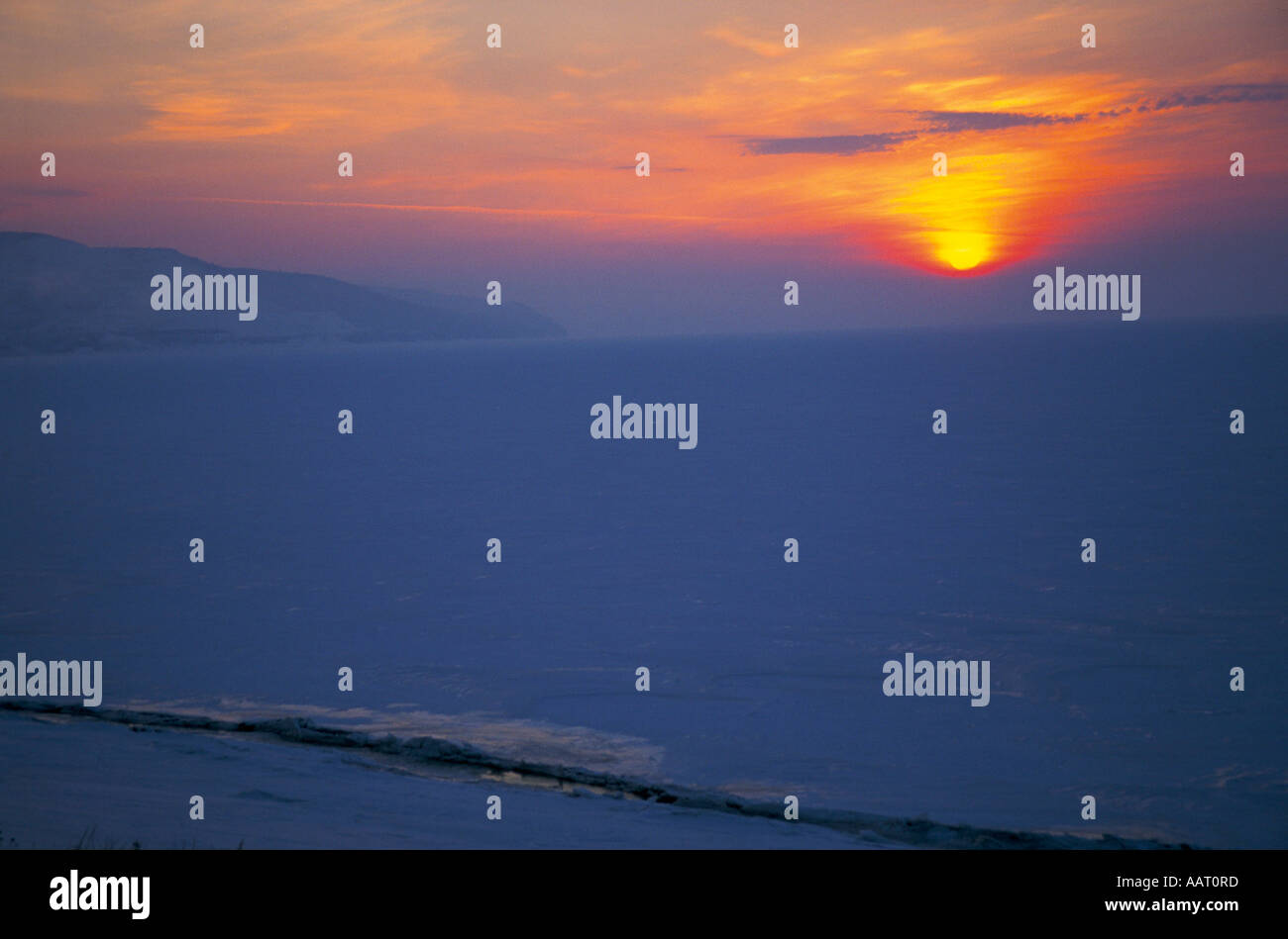 LADA EINEN BLICK AUF DEN ZUGEFRORENEN OLGA FLUSS BEI SONNENUNTERGANG  TOGLIATTI, RUSSLAND Stockfotografie - Alamy