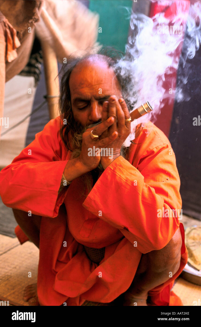 KUMBH MELA INDIEN 2001 EIN SADHU EIN CHILLUM RAUCHEN MIT TABAK UND HASCHISCH DER RAUCH GEFÜLLT SOLL SPIRITUELLE 2001 Stockfoto