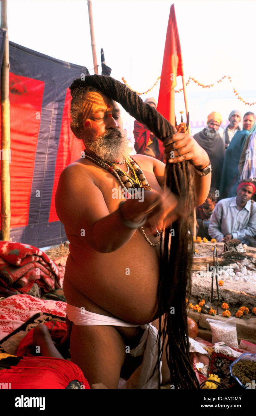 KUMBH MELA INDIEN 2001 SZENE IN EINEM EIGENS DAFÜR GEBAUTEN SADHU CAMPS ALLAHABAD 2001 Stockfoto