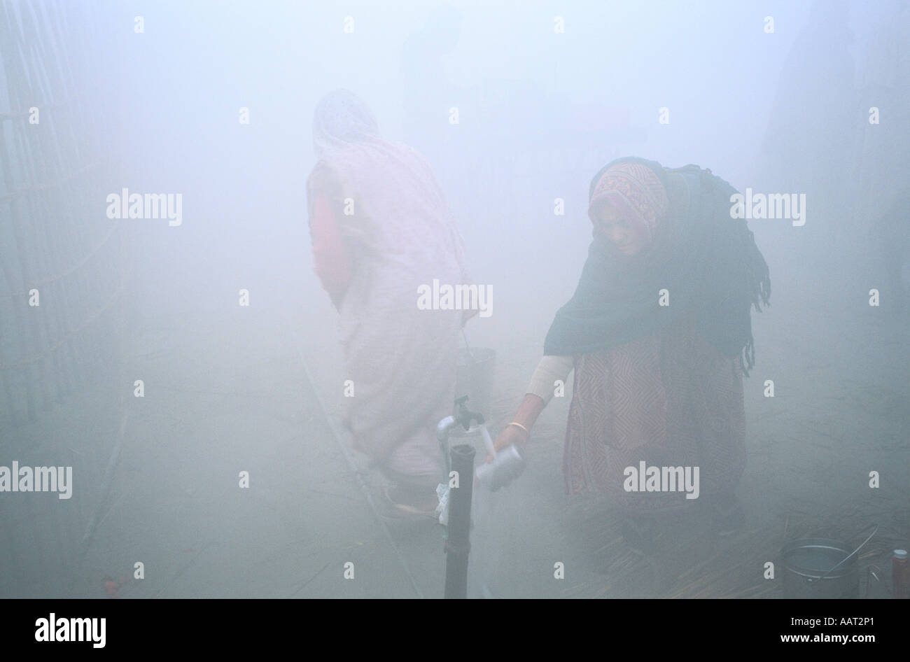 KUMBH MELA INDIEN 2001 IN DEN FRÜHEN MORGEN NEBEL PILGERN HOLEN TRINKWASSER 2001 Stockfoto