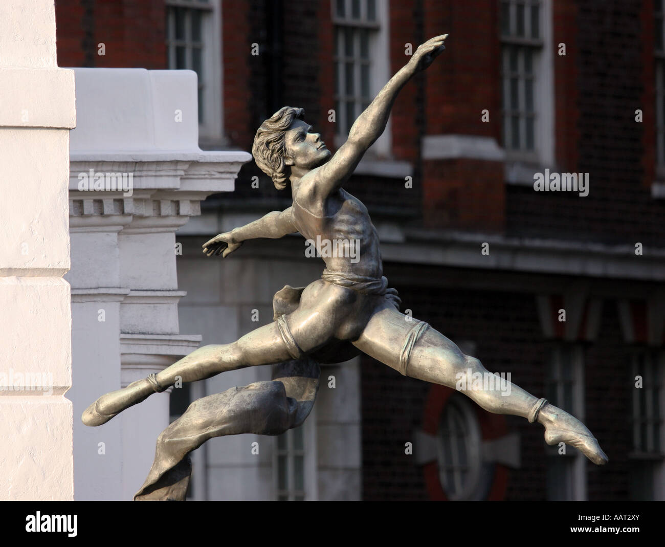 Jeté von Enzo Plazot Bronze-Skulptur des männlichen Ballett-Tänzerin außerhalb Tate Modern Gallery in London Millbank Stockfoto