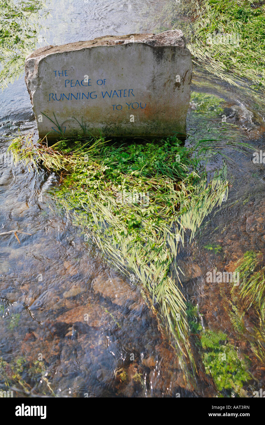 Stone Tablet in einen Stream und eingeschrieben mit den Worten der Frieden läuft Wasser für Sie Stockfoto