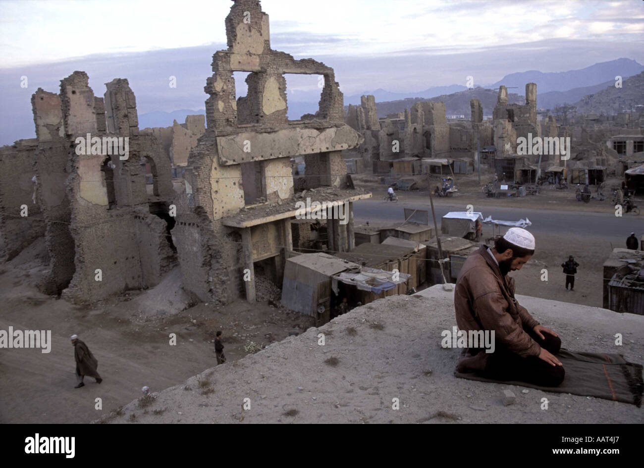 Wiedergeburt der Nation A Mann betet unter den Ruinen von Kabul während der heilige Fastenmonat Ramadan Afghanistan 11 2001 Stockfoto