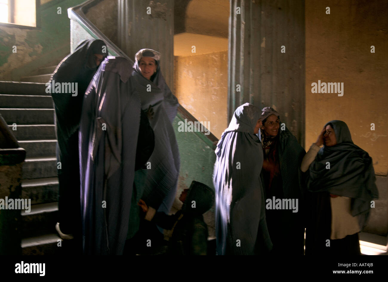 AISHEE DORANI SCHULE IN KABUL DIE LEHRERINNEN NICHT ARBEITE SEIT JAHREN JETZT SIE ZURÜCK, UM LEHREN, 2001 Stockfoto