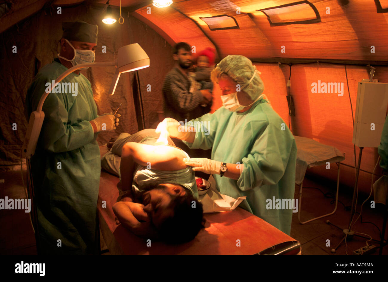 WIEDERGEBURT EINER NATION RUSSISCHE ÄRZTE AUS EMERCOM BEHANDELN PATIENTEN IM FELDLAZARETT IN ZENTRALE KABUL 2001 Stockfoto