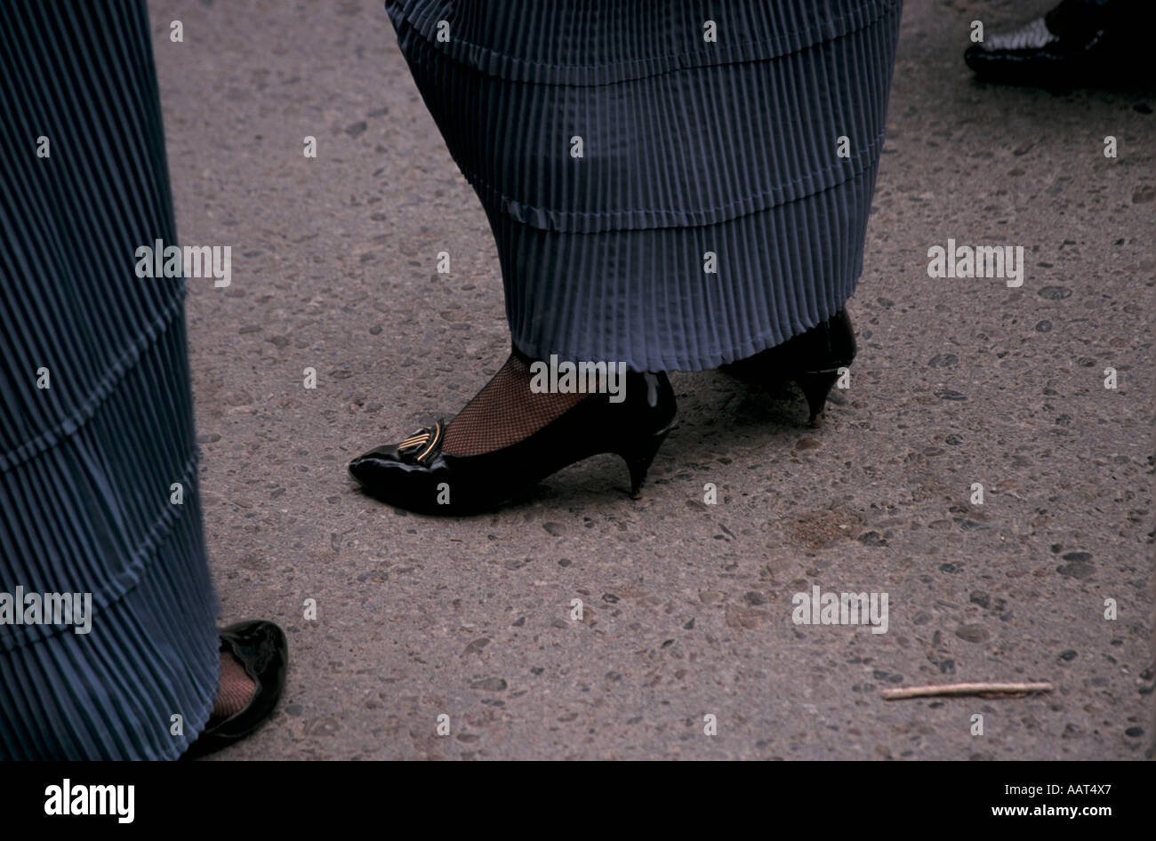 Wiedergeburt einer NATION die TALIBAN verboten Frauen tragen elegante hochhackige Schuhe jetzt tragen sie was sie wollen 2001 Stockfoto