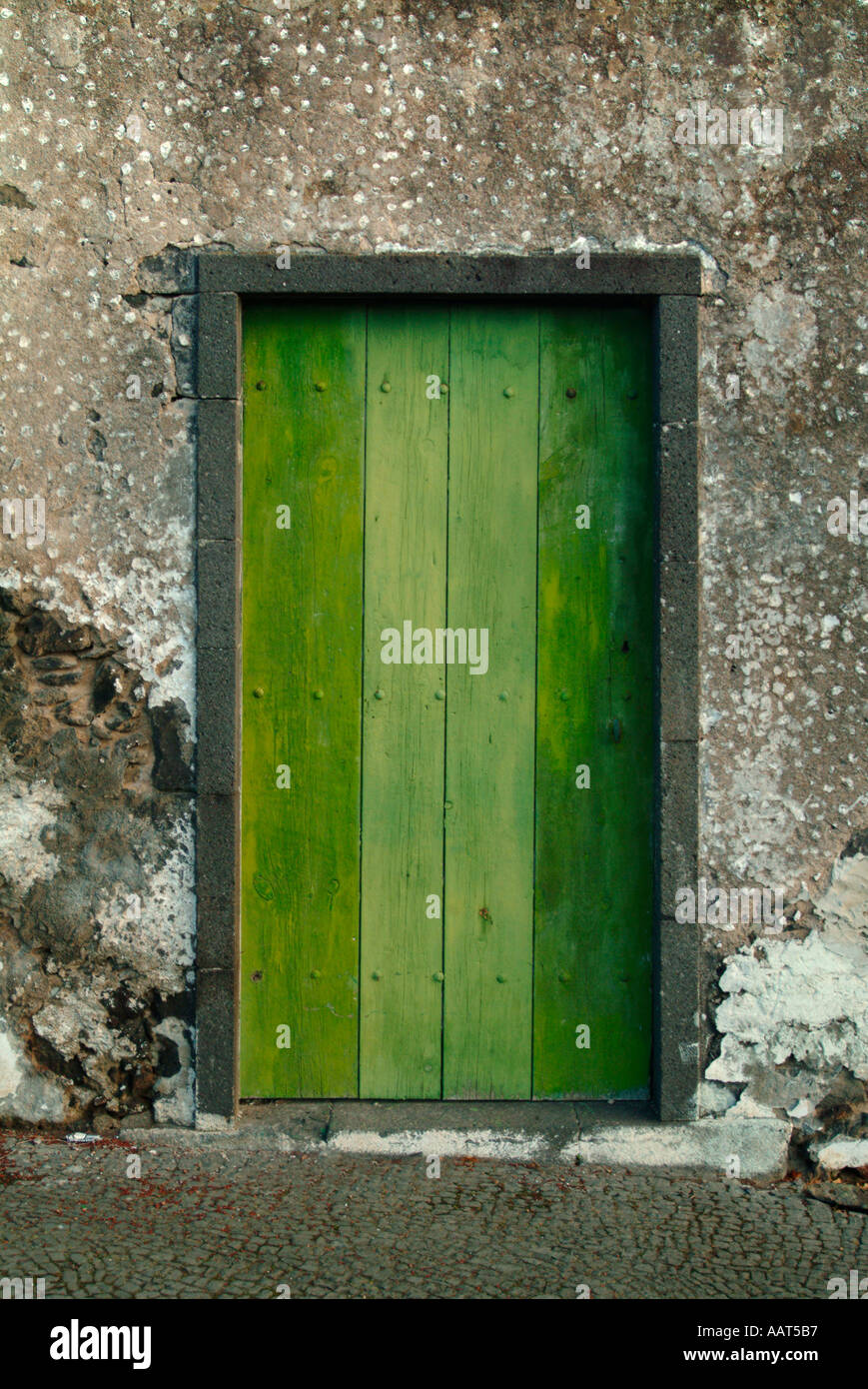 Eine rustikale Tür in einer Wohngegend auf den Azoren Stockfoto