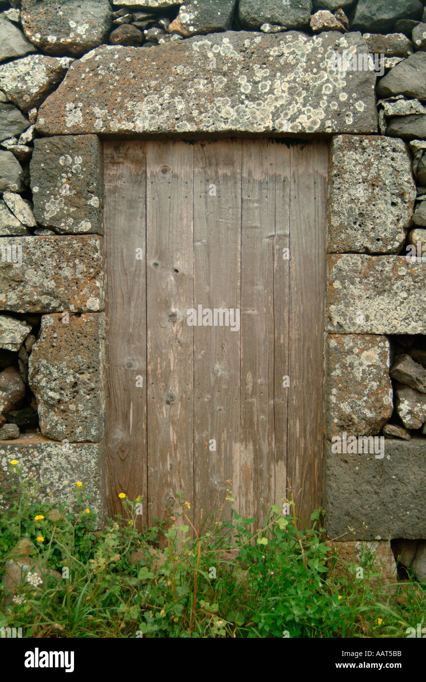 Eine rustikale Tür in einer Wohngegend auf den Azoren Stockfoto