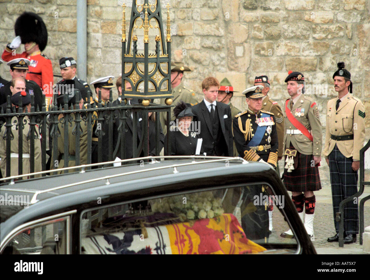 Mitglieder der königlichen Familie folgen den Königin Mutter Sarg auf dem Weg nach Westminster Abbey 9. April 2002 London Stockfoto