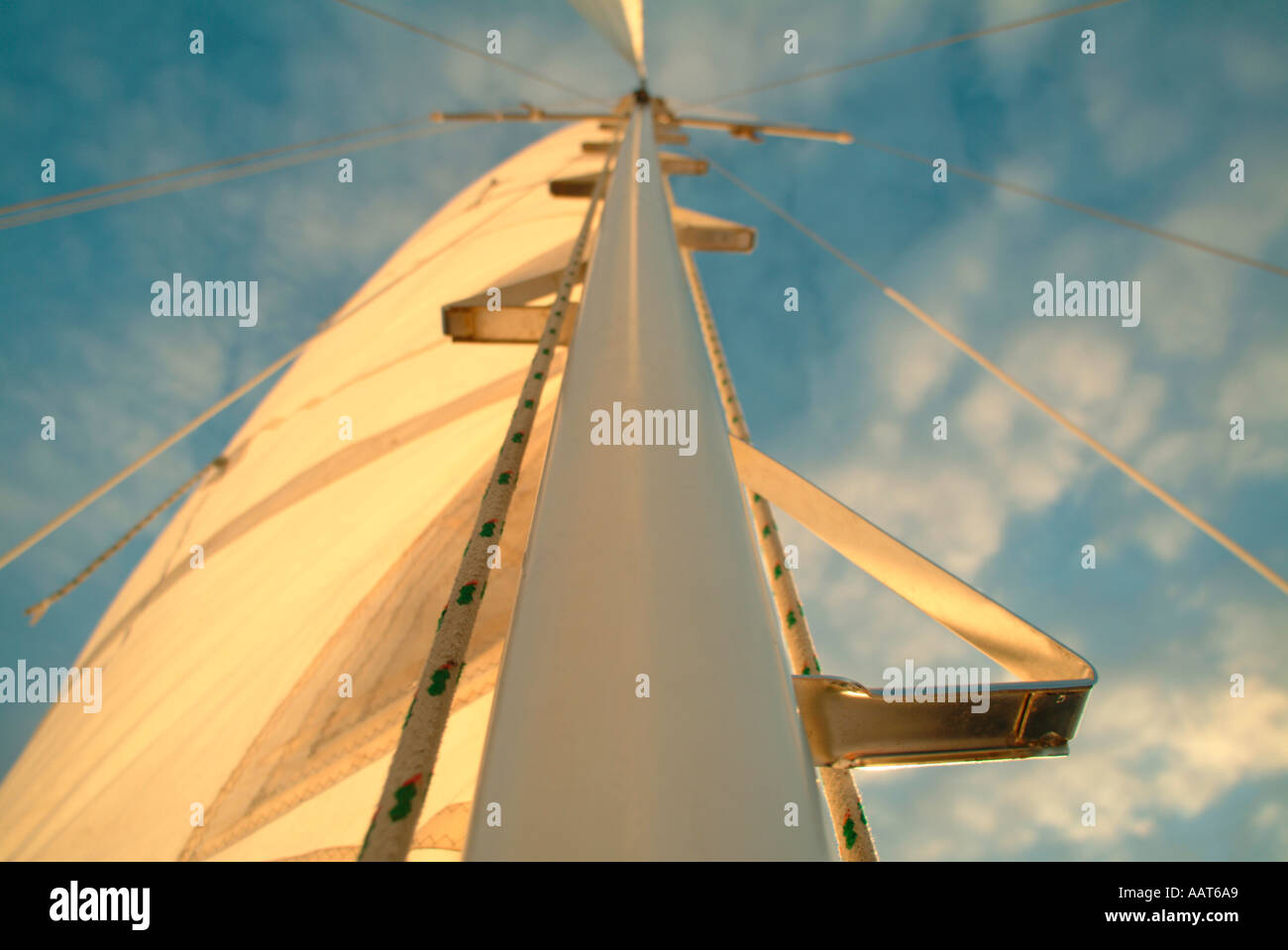 Ein Segelboot Mast mit Maststufen installiert Stockfoto