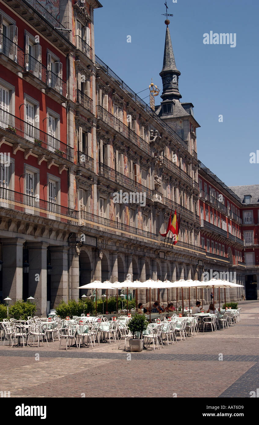 Restaurants im Freien neben der Casa de la Panderia im Sommer Plaza de Major Madrid Spanien EU Europa Stockfoto