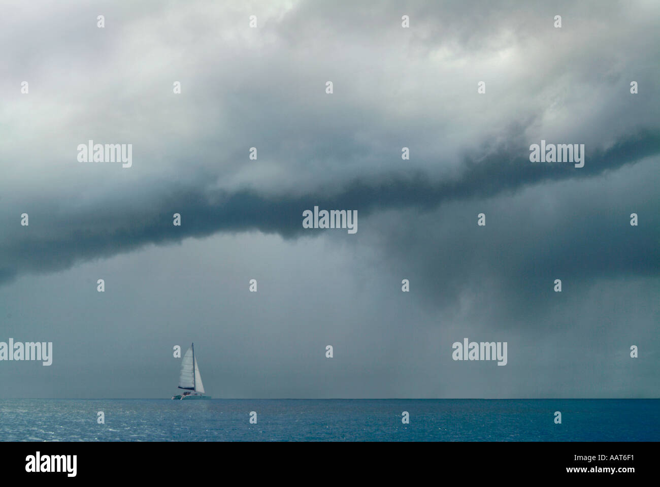 Ein einsames Segelboot braves stürmisches Wetter auf dem offenen Meer Stockfoto