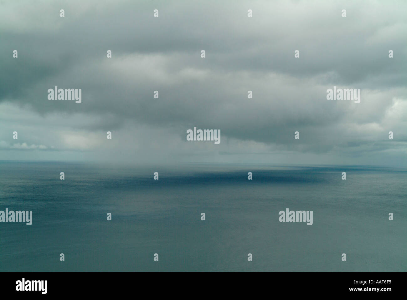 Regenwolken über dem Ozean Stockfoto