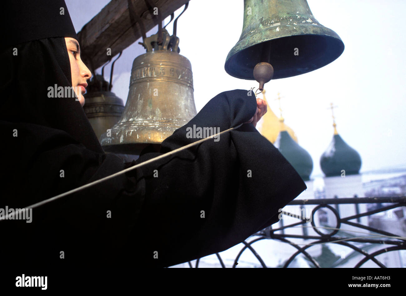 Schwester Varvara läuten die Glocken der Heiligen Dreifaltigkeit Novo Holutwin Kloster in der Stadt Kolomna 70 Meilen aus Moskau Russland Stockfoto