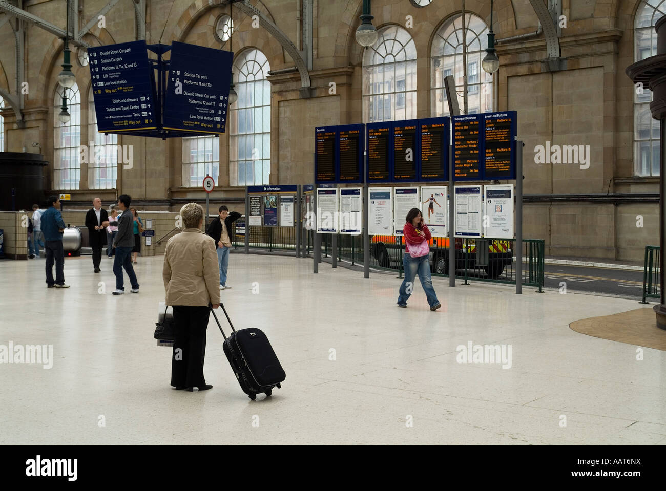 dh zentralen Bahnhof GLASGOW Passenger betrachten Zug Fahrplan Brettes Stockfoto