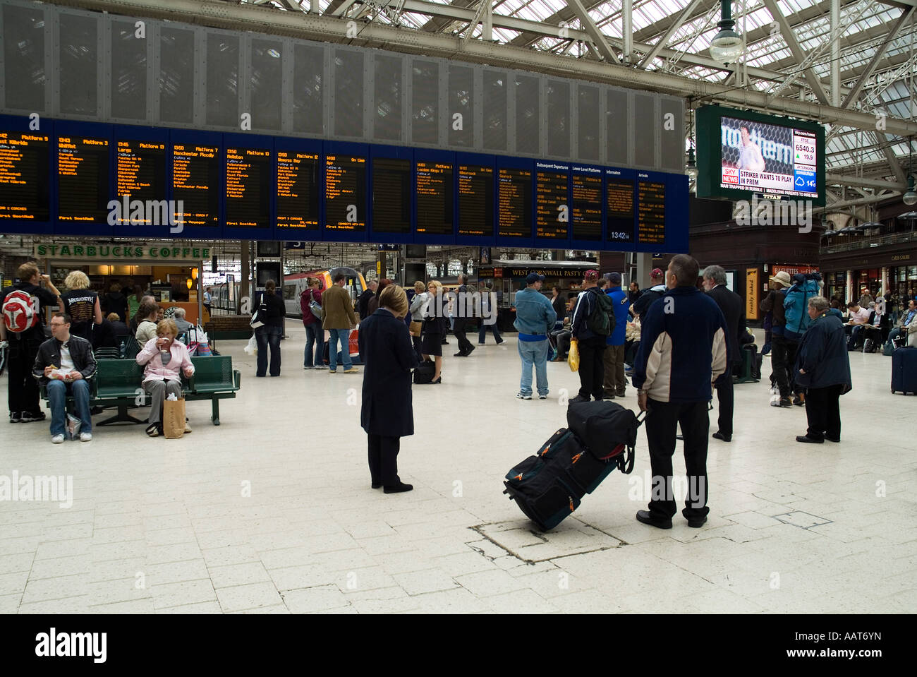 dh HAUPTBAHNHOF GLASGOW Rail Passagiere Blick auf Zugfahrplan Bord schottland beschäftigt Eisenbahn Abfahrt Boards Stockfoto