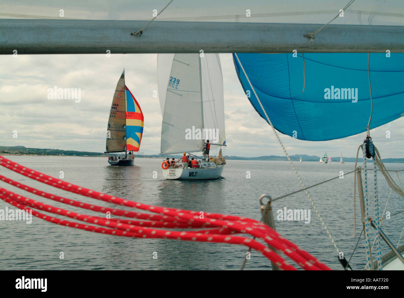 Ein Rennsport-Segelboot in fast kein Wind treiben zu lassen Stockfoto