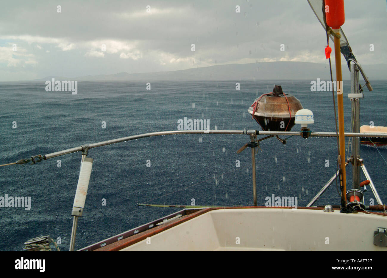 Ein starker Regen fällt wie ein Segelboot gebunden für Portugal Azoren verlässt Stockfoto