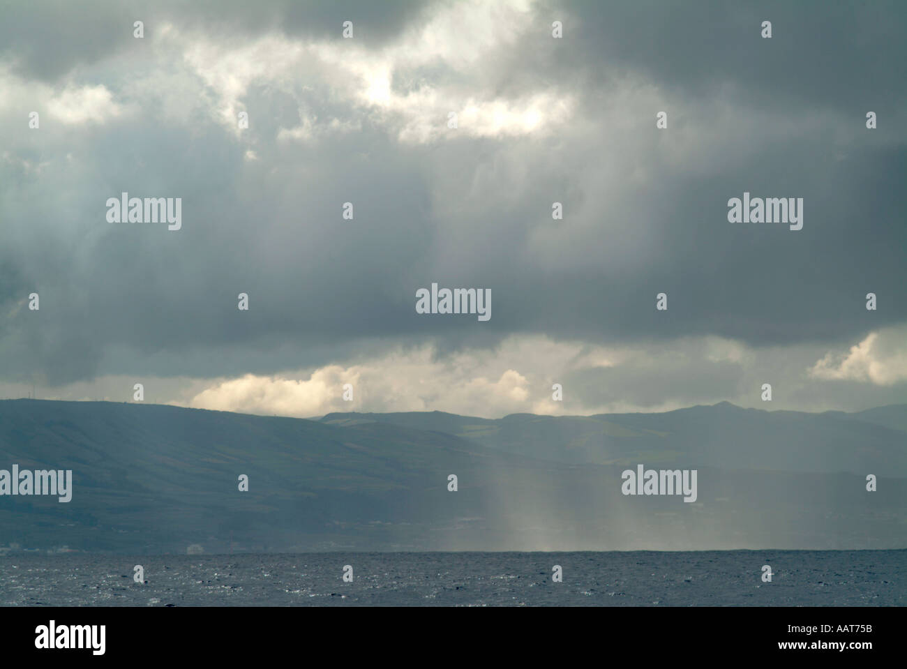 Regen Sie über der Insel Terciera auf den Azoren Stockfoto