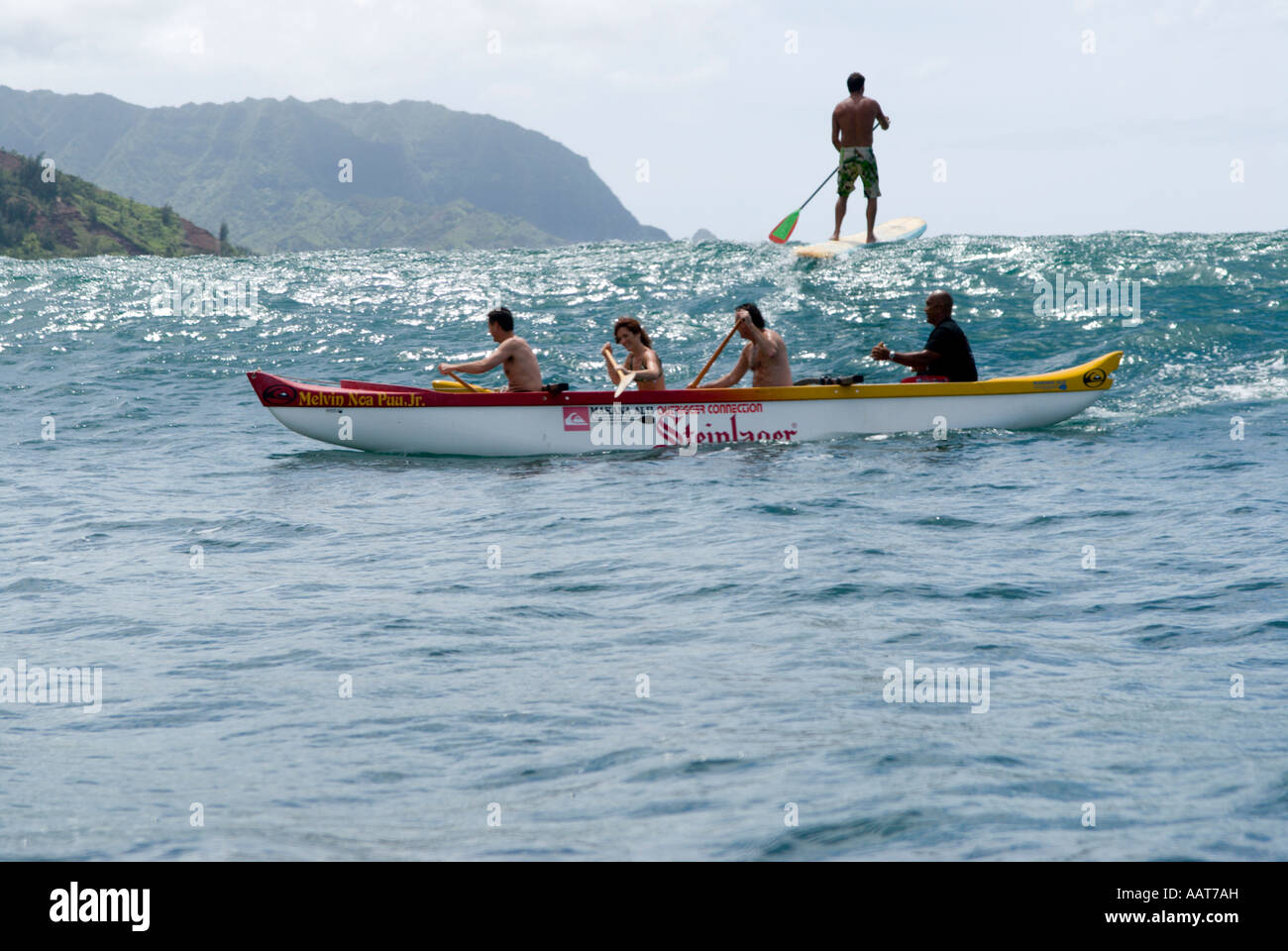 Stand Up Surfer und Ausleger-Kanu-Hawaii Stockfoto