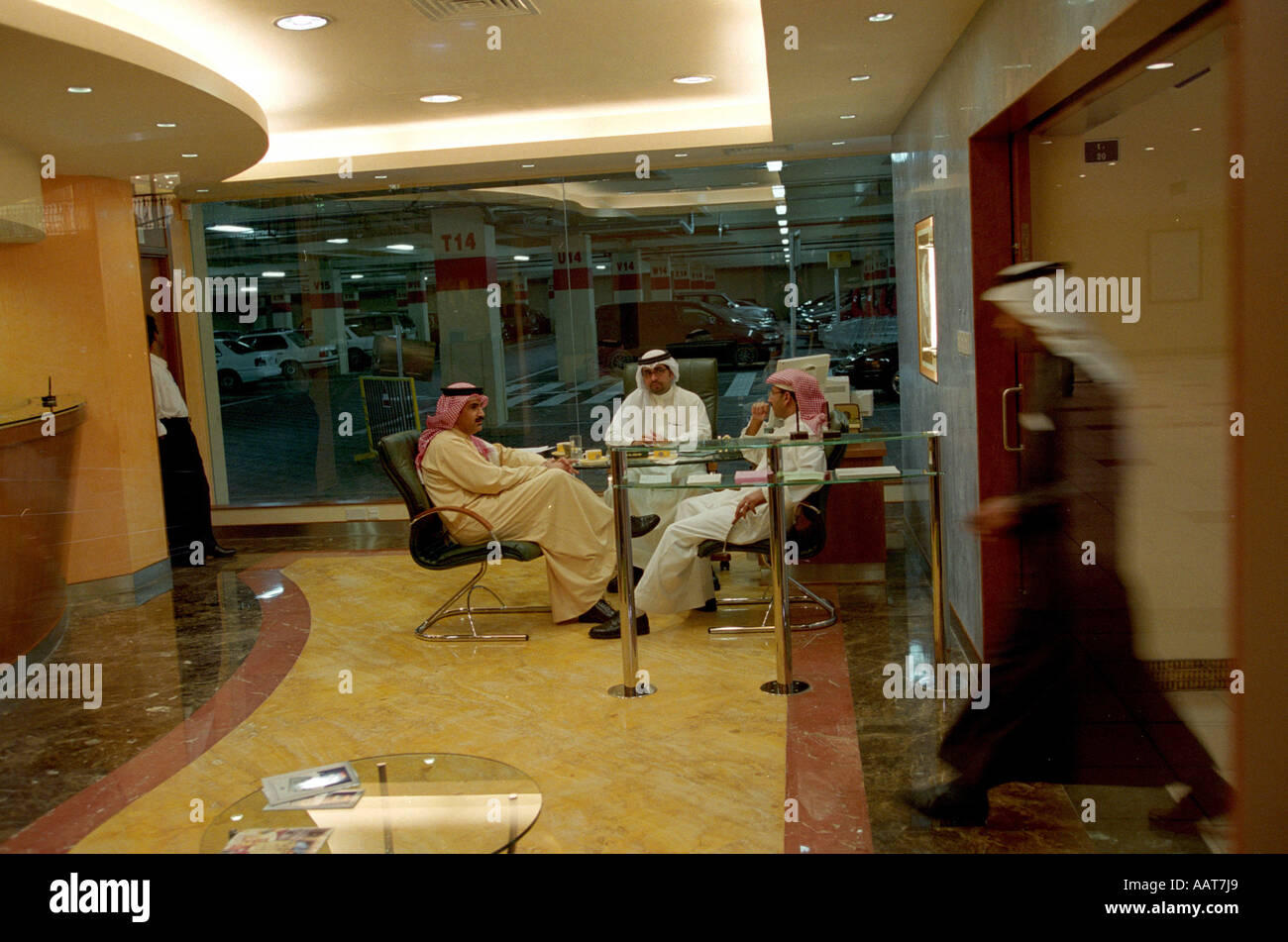 Tun des Geschäfts in der Schamil islamische Bank-Filiale in einem Einkaufszentrum in zentralen Manama Bahrain Stockfoto