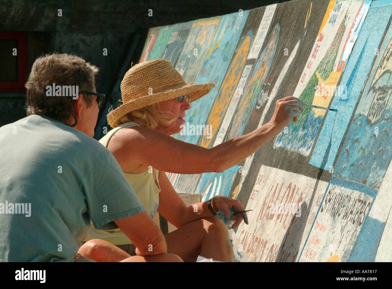 Matrosen malen Sie ihr Logo auf der Ufermauer in Horta Faial auf den Azoren Stockfoto