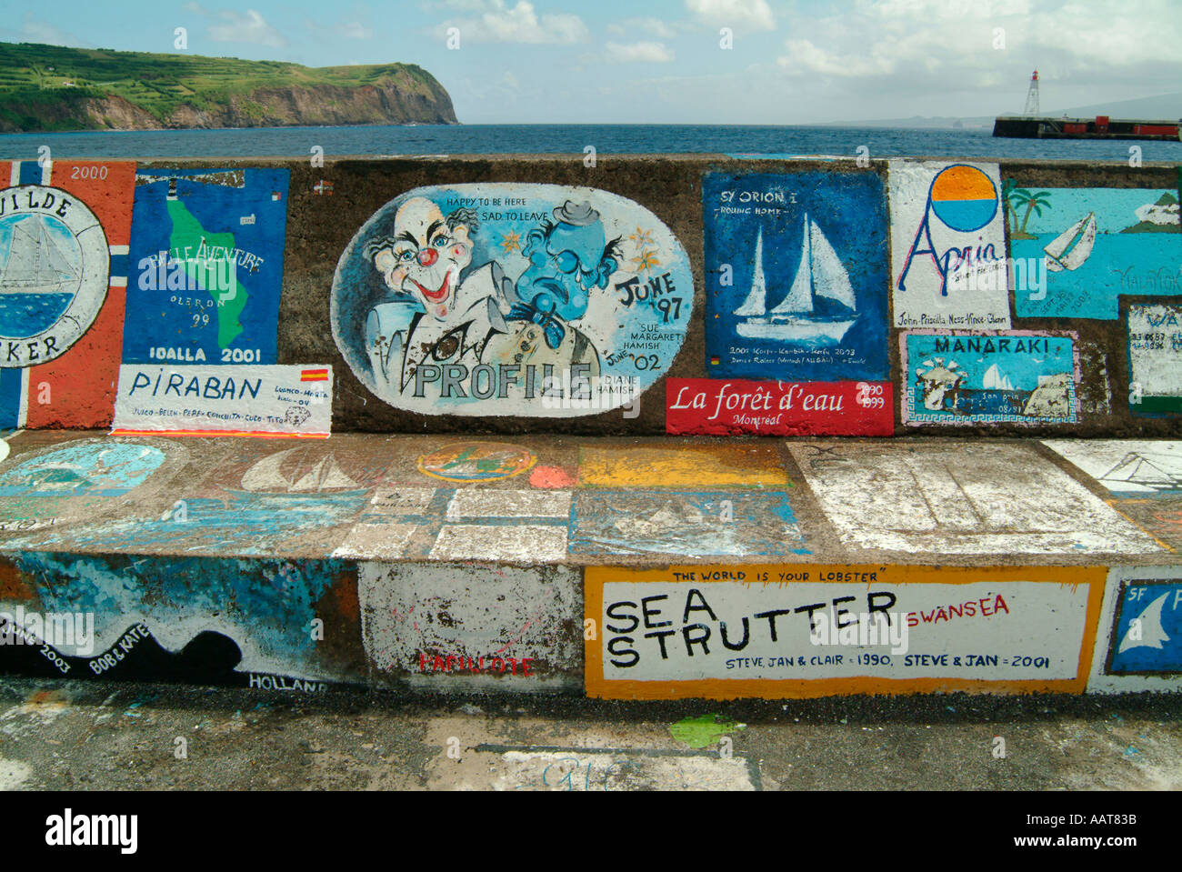 Die Ufermauer auf Horta Faial auf den Azoren bedeckt mit den Gemälden der ankommenden Segler Stockfoto