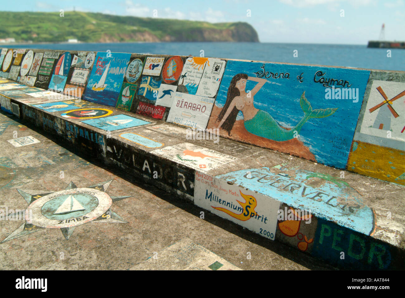 Die Ufermauer auf Horta Faial auf den Azoren bedeckt mit den Gemälden der ankommenden Segler Stockfoto