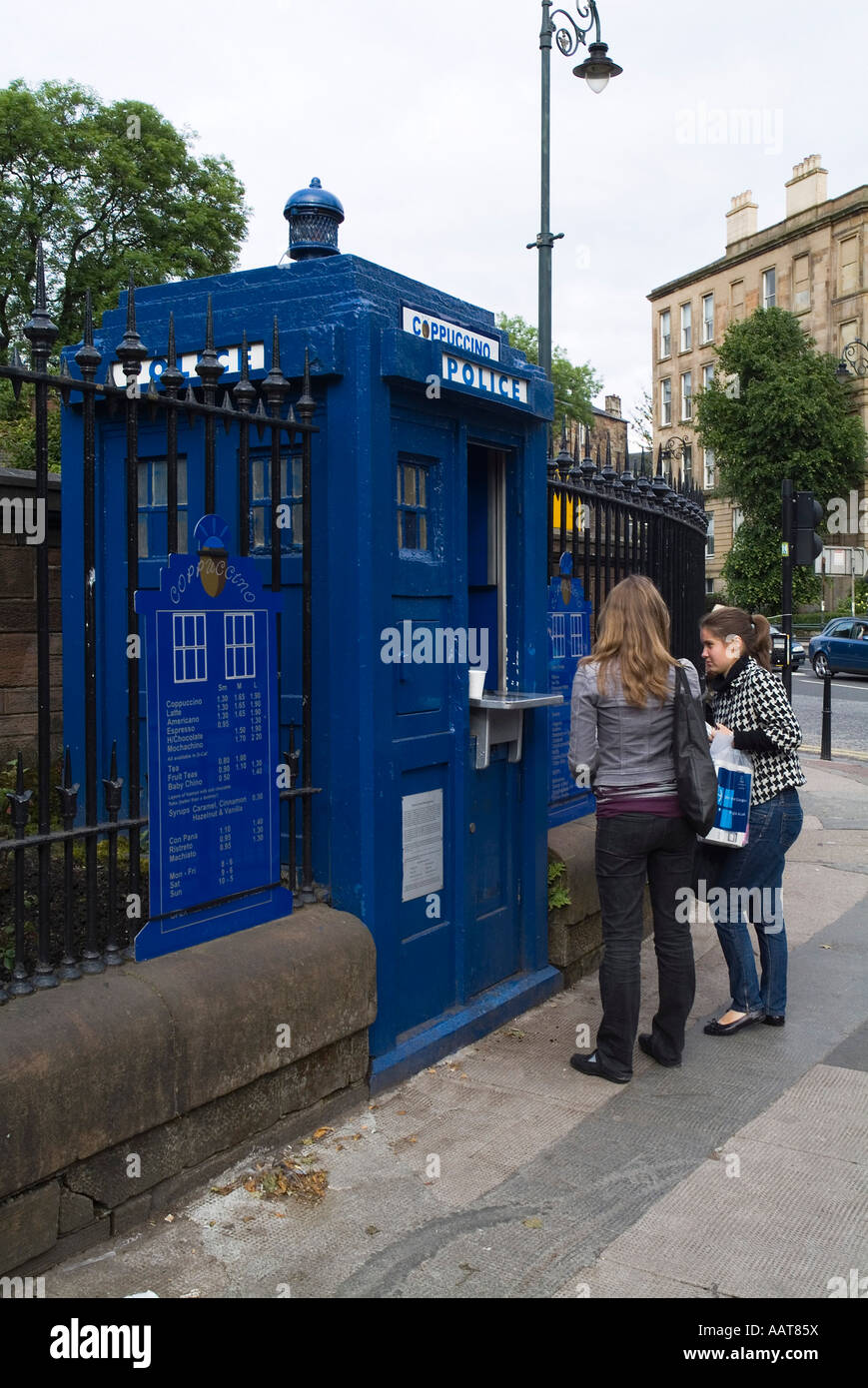 dh KELVINSIDE GLASGOW zwei Mädchen kaufen Kaffee aus Old Police Box blau Kiosk Neuheit Café Innovation Menschen Cafés Stockfoto