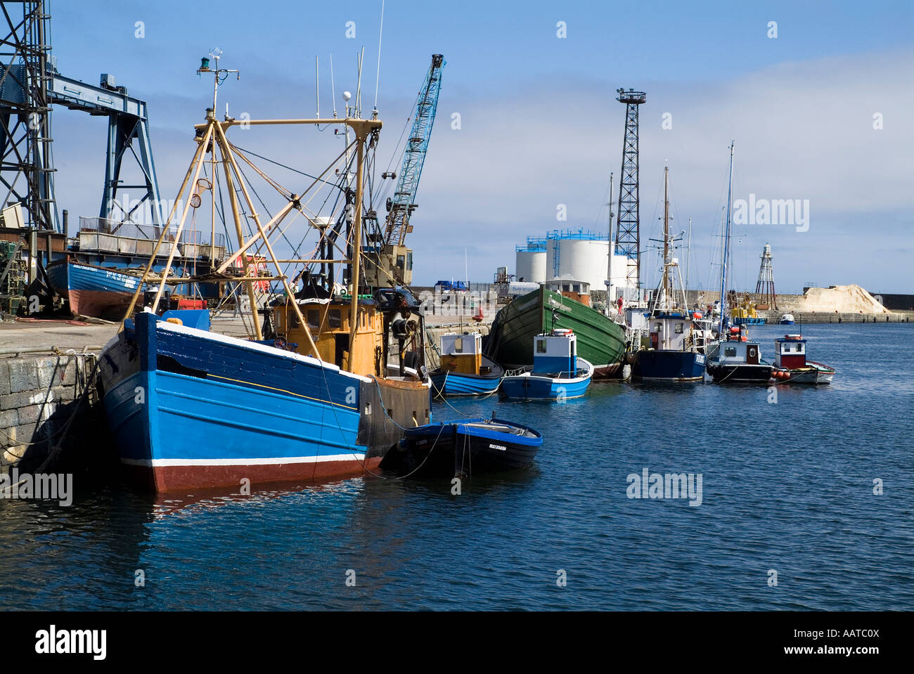 dh Pulteneytown WICK CAITHNESS schottisches Fischerboot neben Kai Wick Hafendocks schottland vertäute lokale Fischerboote Stockfoto