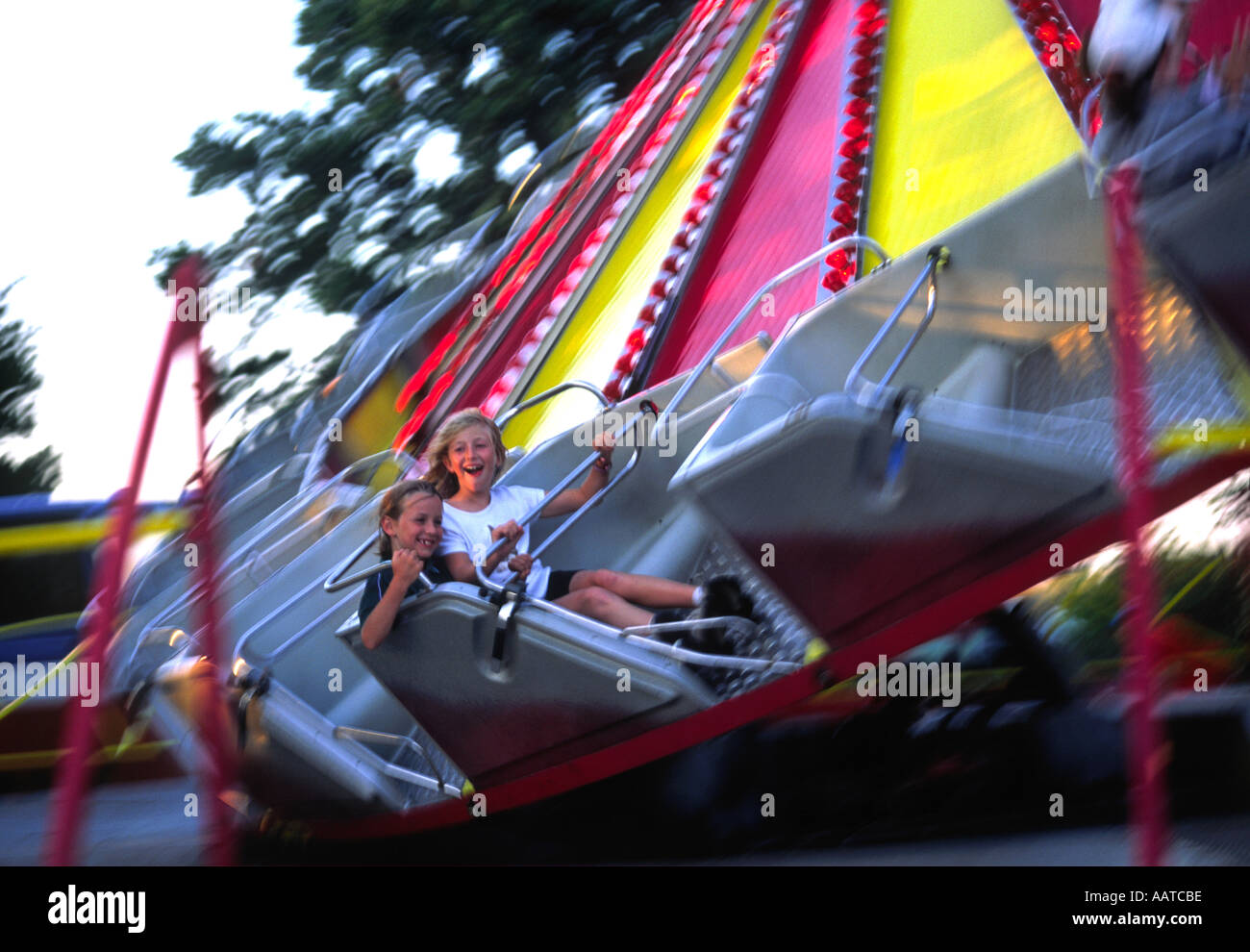 Kinder schreien vor Erregung auf eine Fahrt auf der Kirmes Stockfoto