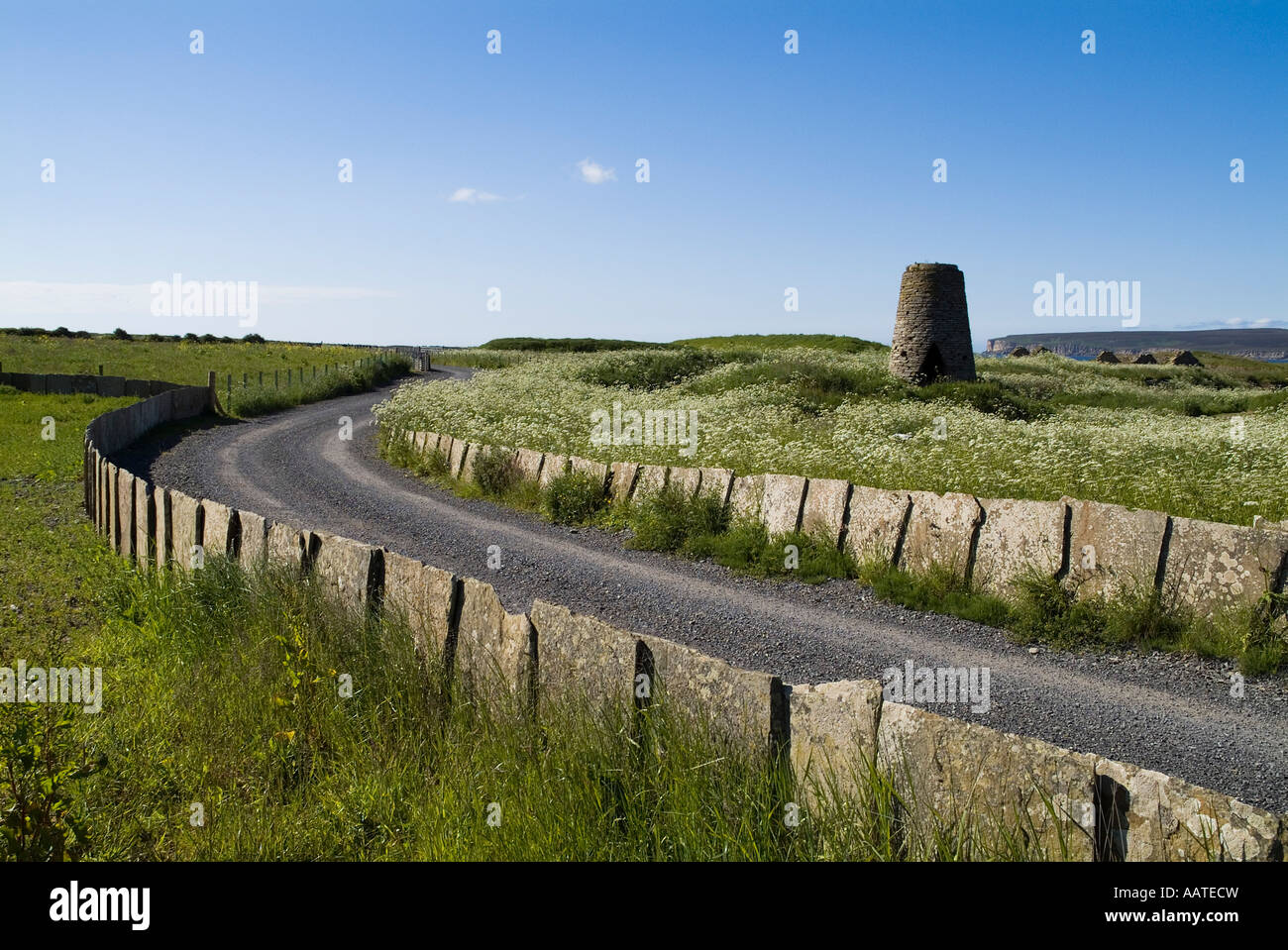 dh Steinweg Windmill CASTLETOWN CAITHNESS Caithness Steinwand alt Windmühle Dunnet Bay Fahnen Steinplatten Zaun Platte Stockfoto