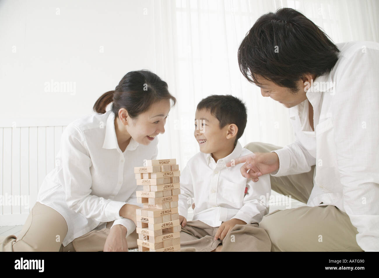 Familie spielt mit Spielzeug Stockfoto