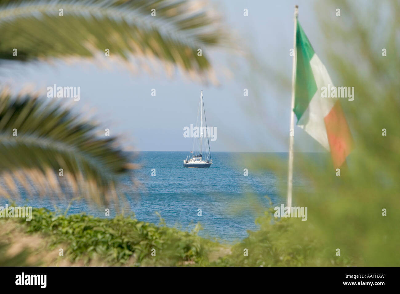 Segelboot und italienischen Nationalflagge, auf der Küste von Vieste, Gargano, Apulien, Italien Stockfoto