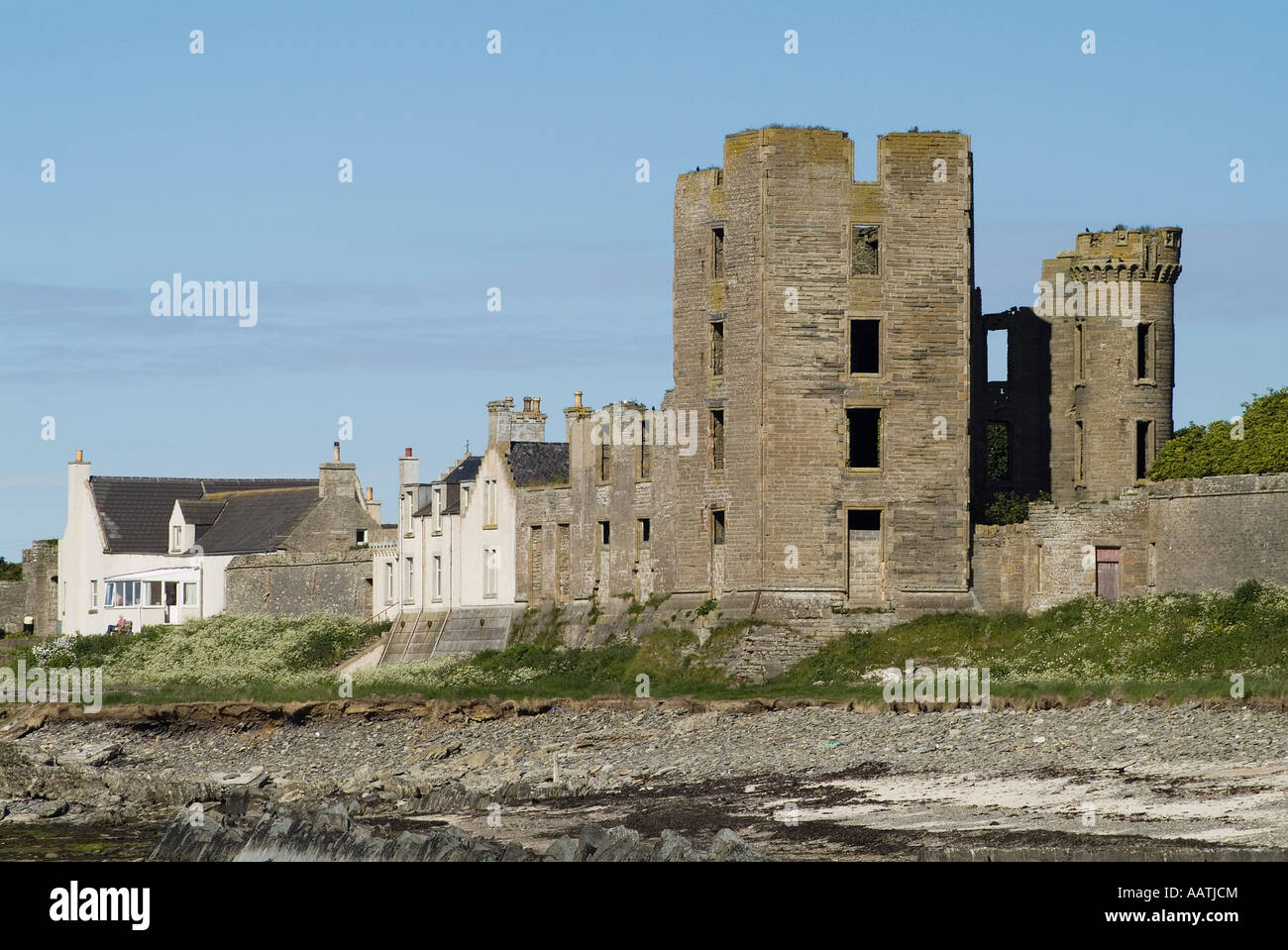 dh Thurso Castle THURSO CAITHNESS Baroniales Herrenhaus und Steinturm Hausruinen Thurso East Highland scotland laird Ruine ruiniert Stockfoto
