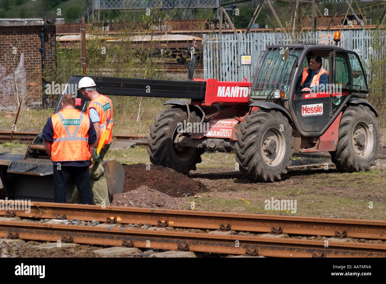 Streckenseitigen Verbesserungen und Reparaturen Horbury Brücke Männer arbeiten, Gerät an Seite von West Yorkshire Railway zu reparieren Stockfoto