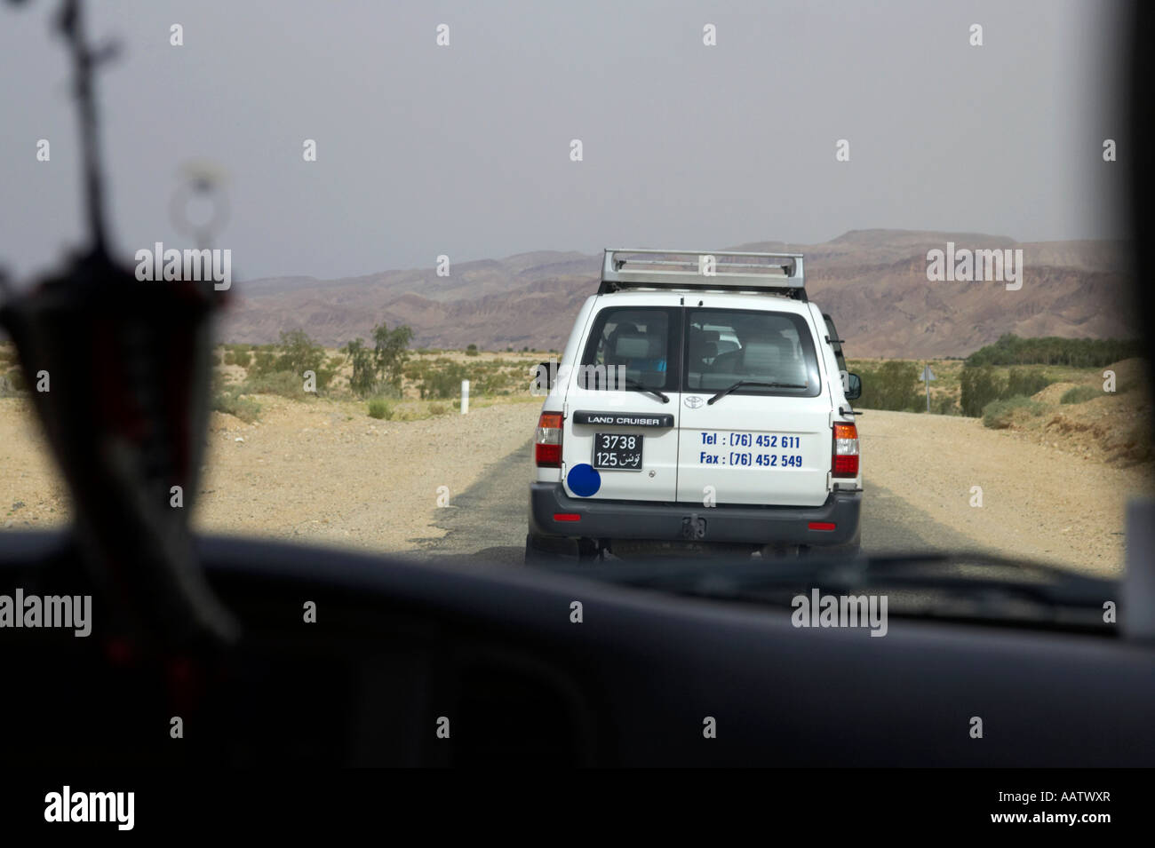 in einem Konvoi von touristischen Geländewagen auf Autobahn Richtung Berge Tunesien Stockfoto