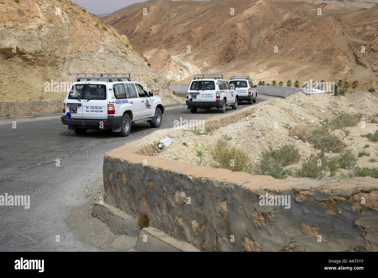 Konvoi von Geländewagen fahren Touristen durch Gebirgspass in den Bergen in Tunesien Stockfoto