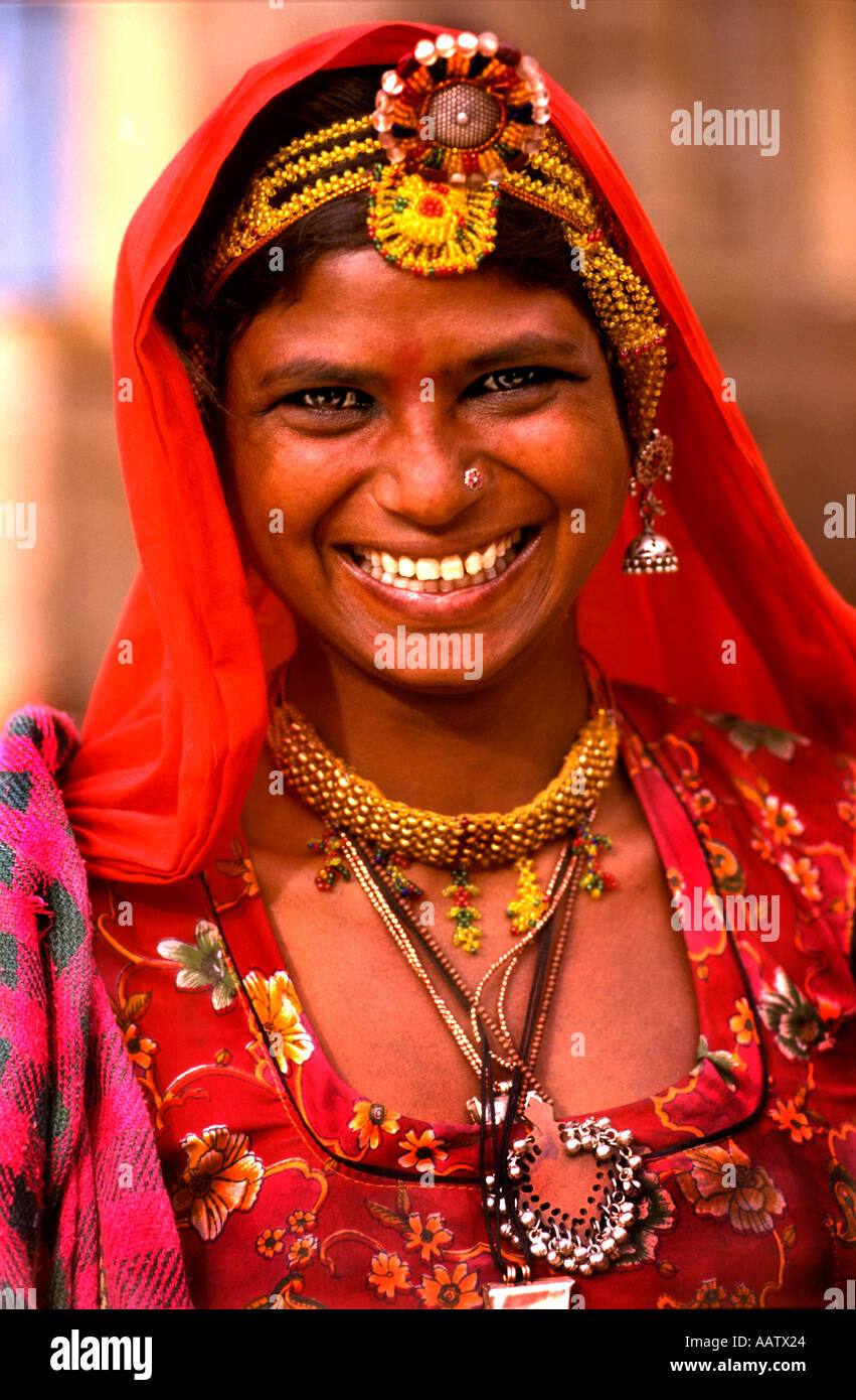 Schöne junge Frau mit gold Juwel Ornament und jeweled Sari sari Indien indische Jaisalmer Rajhastan Stockfoto