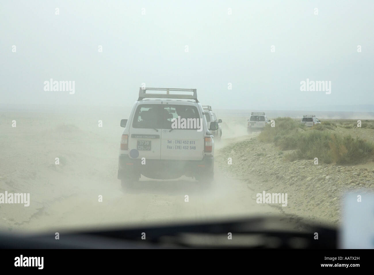 in einem Konvoi von Geländewagen Fahrt durch staubige Wüste in Tunesien Stockfoto