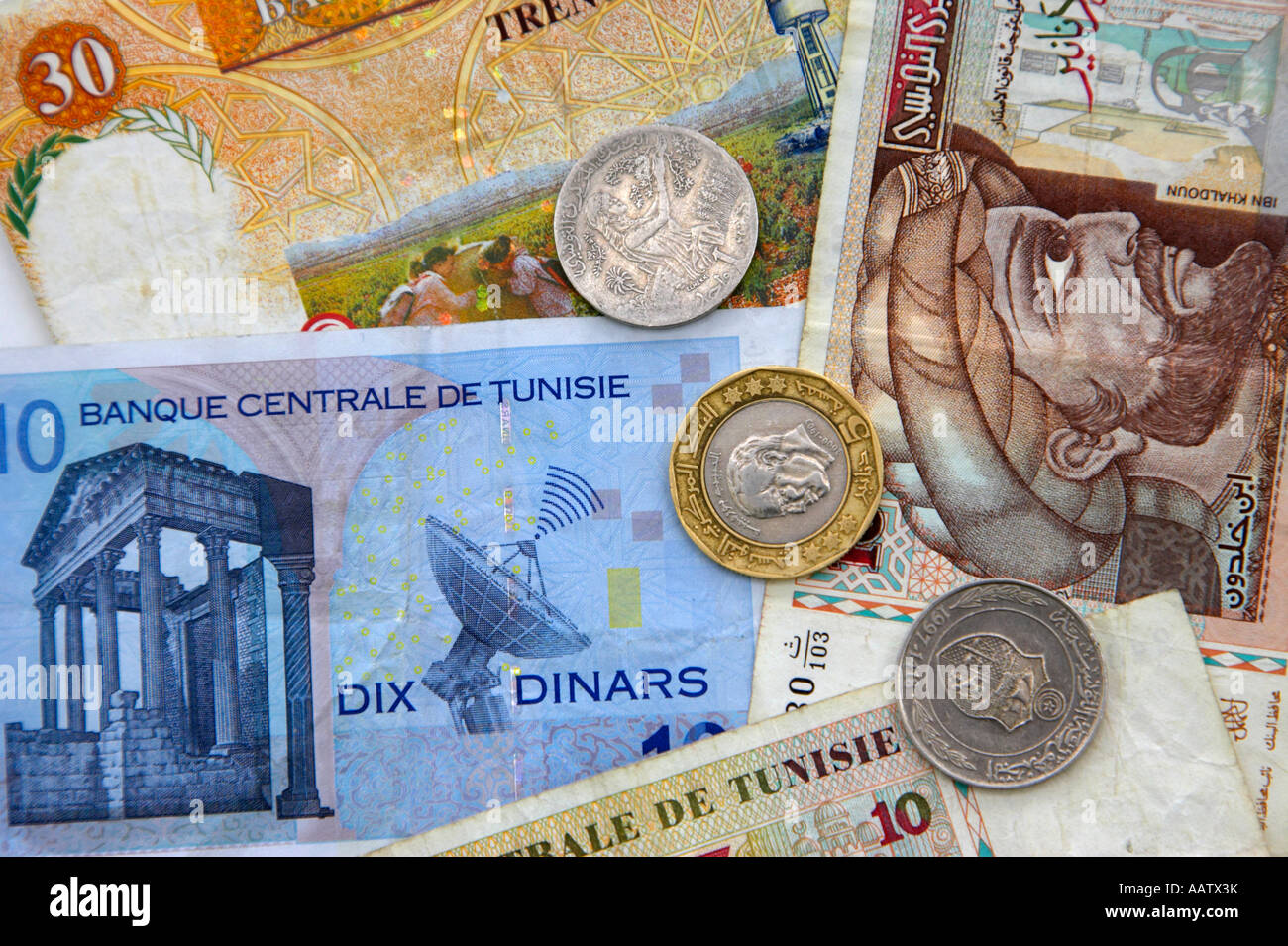 tunesischer Dinar bank Noten und Münzen 10 und 30 Dinar nimmt 1 und 5 Dinar Münzen Stockfoto