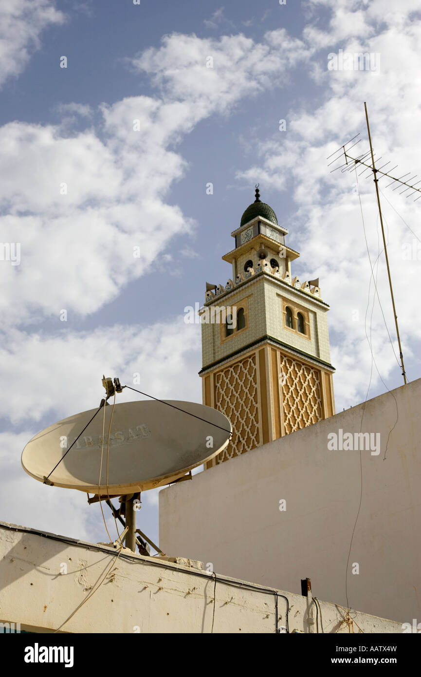 Minarett-Turm der Moschee in Nabeul Tunesien mit Satellit und Antenne Antennen Stockfoto