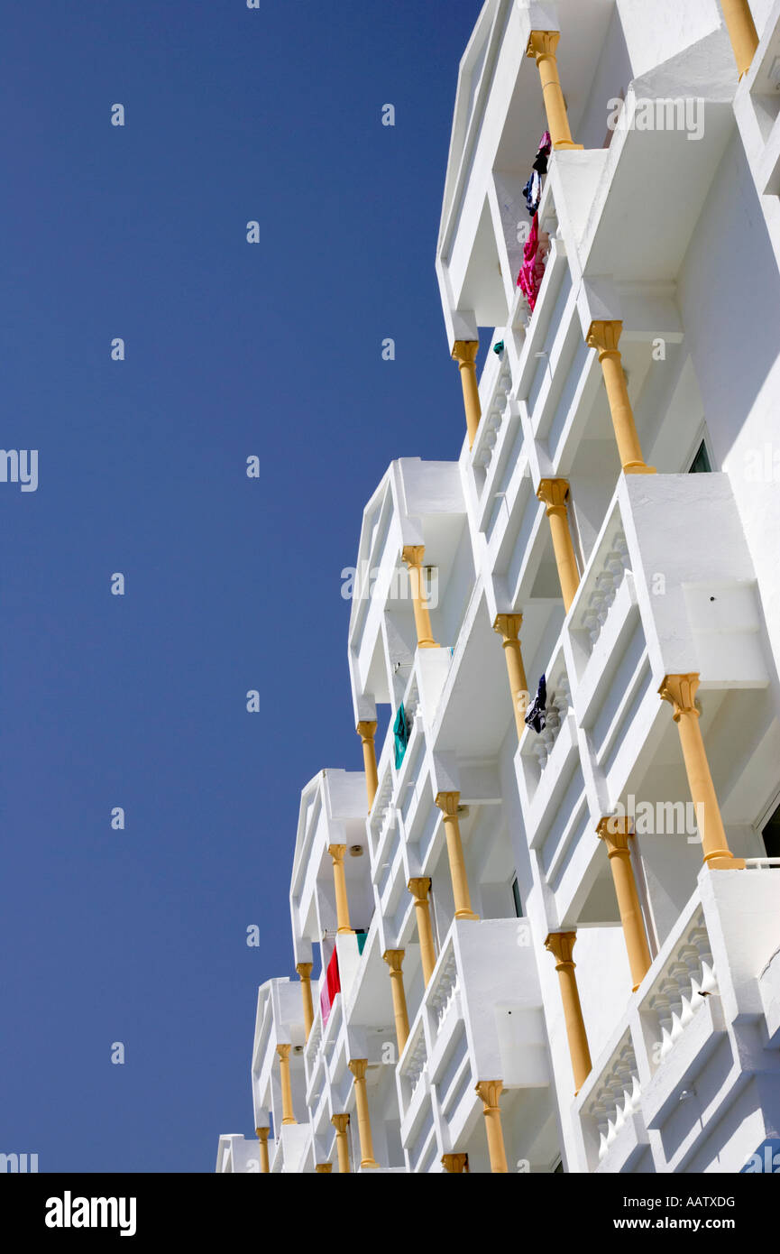 vertikale Tourist Hotel Balkone mit Trocknen von Kleidung gegen blauen Himmel in Hammamet Tunesien Stockfoto