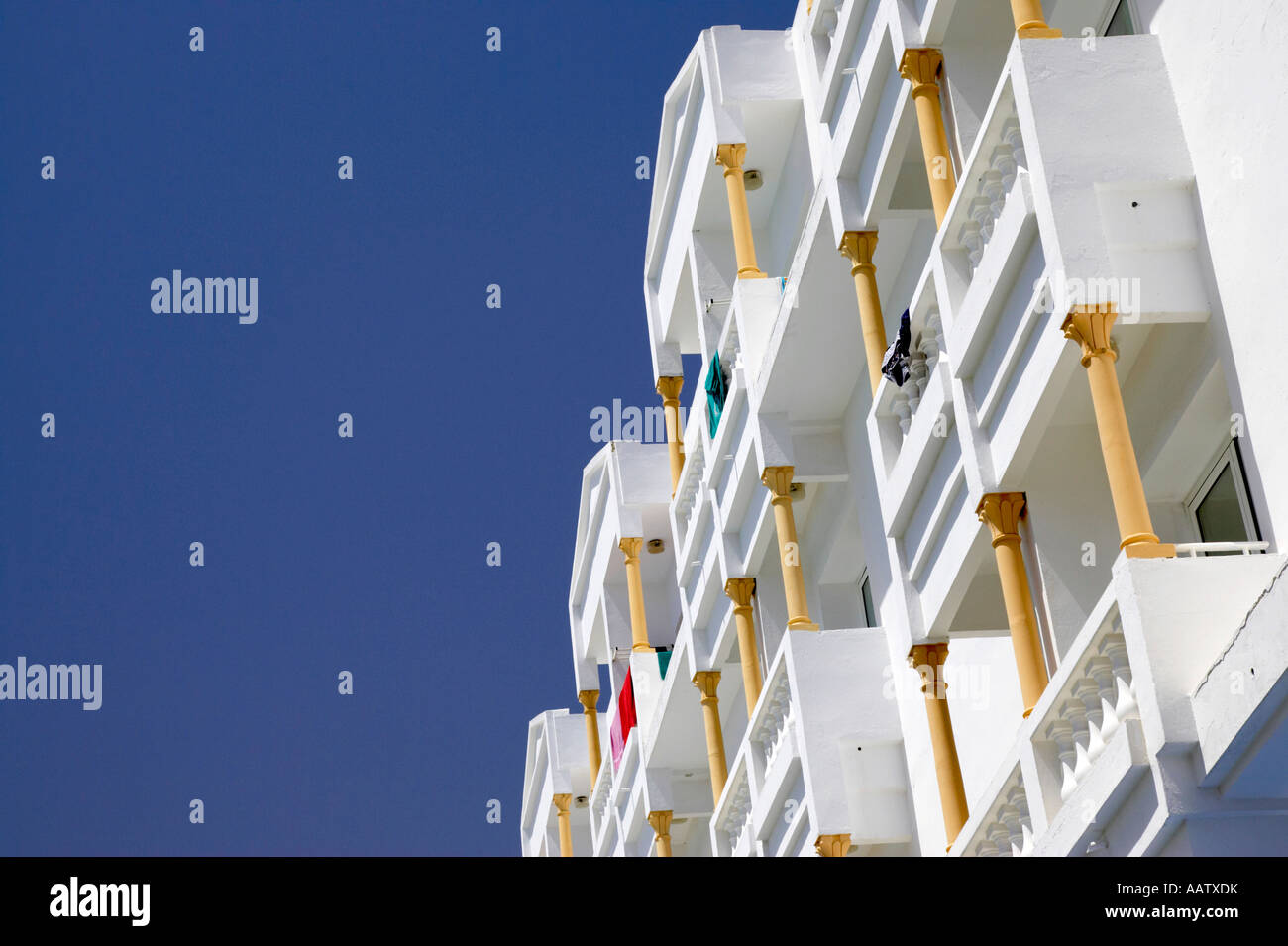 Tourist Hotel Balkone mit Trocknen von Kleidung gegen blauen Himmel in Hammamet Tunesien Stockfoto